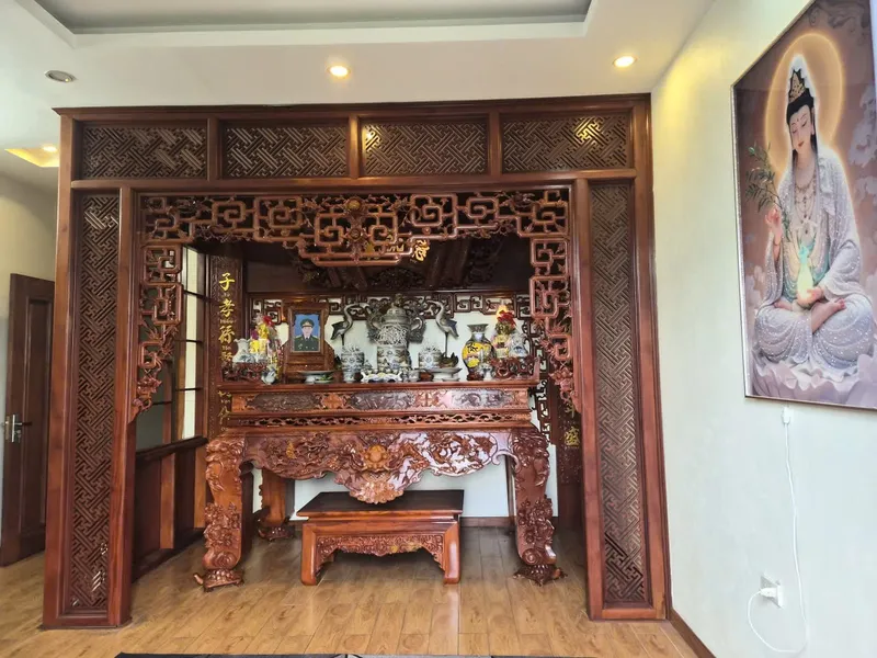 Không gian thờ cúng gỗ tự nhiên — hoành phi Tử hiếu tôn hiền