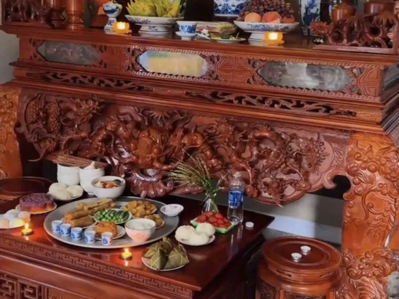 Sập thờ gỗ — không gian bàn thờ và mâm cỗ