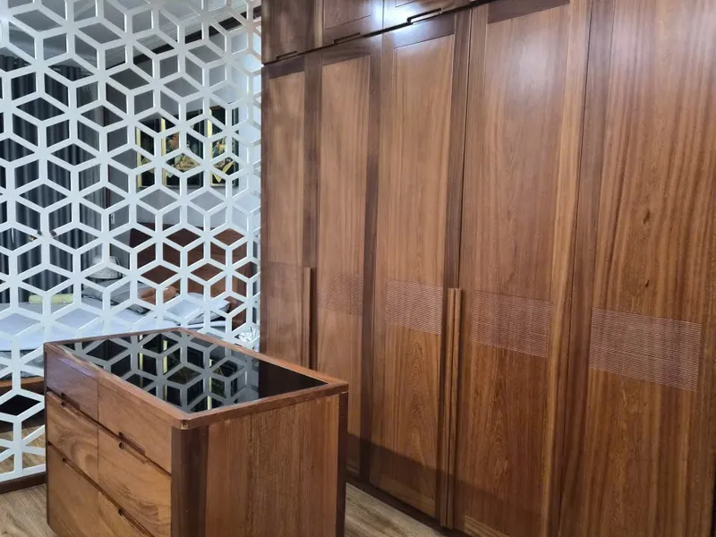 Tủ quần áo gỗ tự nhiên cùng đảo phụ kiện và vách ngăn — sản phẩm thật Lâm Mộc Phú An